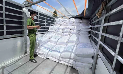 Long An: Bắt giữ 4 đối tượng buôn lậu gần 200 tấn đường cát