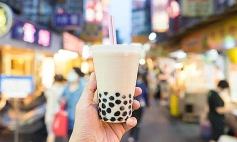 Uống trà sữa ngay sau khi ăn đồ nóng, cô gái xinh đẹp suýt mất mạng