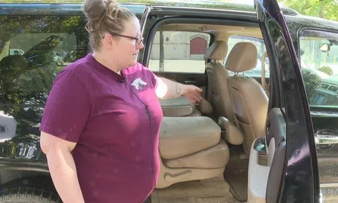 Tập trung lái xe giao hàng, người phụ nữ hoảng hốt khi phát hiện cảnh tượng phía sau