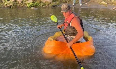 Người đàn ông tự chế thuyền từ quả bí ngô, một mình chèo 61km trên sông