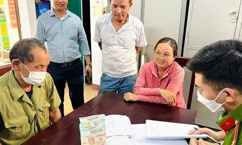 Nghệ An: Cặp vợ chồng nhặt được bọc tiền 200 trả lại người đánh rơi