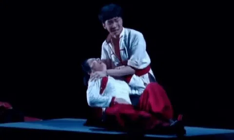 Nữ diễn viên Phong Thần Bảng bị dao đâm trúng mặt khi đang biểu diễn