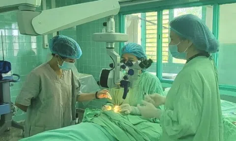 Tin tức đời sống ngày 1/9: Bé 8 tuổi bị kéo cắt giấy đâm vào mắt khi đang chơi đùa