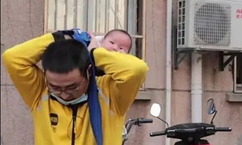 Xúc động hình ảnh ông bố địu con nhỏ đi giao hàng, biết câu chuyện phía sau càng thêm xót xa