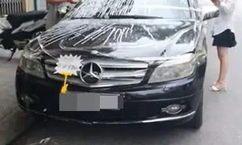 Bị người lạ đỗ xe chặn trước cửa, hai cô gái ra tay "dằn mặt" tài xế thiếu ý thức