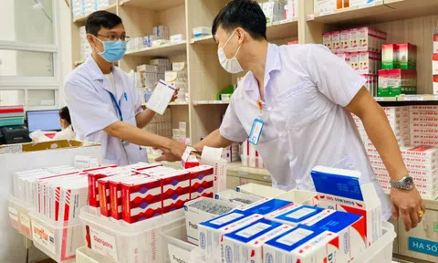 Thủ tướng yêu cầu bảo đảm thuốc, thiết bị y tế phục vụ khám chữa bệnh