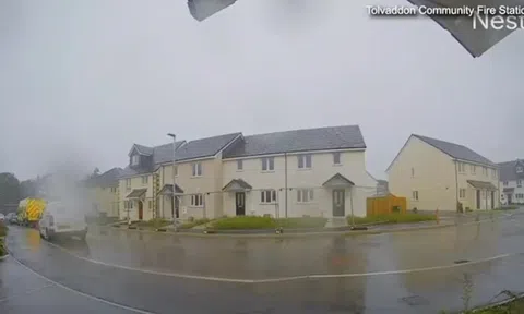 Kinh hoàng cảnh sét đánh trúng mái nhà, gạch ngói rơi lả tả