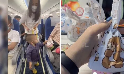 Lo lắng con trai làm ồn trên máy bay, người mẹ có hành động đặc biệt khiến tất cả hành khách gật gù