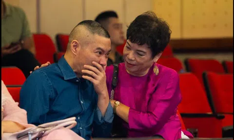 Trở lại dự lễ giỗ tổ ngành sân khấu, NSND Công Lý bật khóc