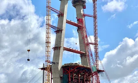 Tập kết đưa xe đúc về công trường thi công cầu Mỹ Thuận 2