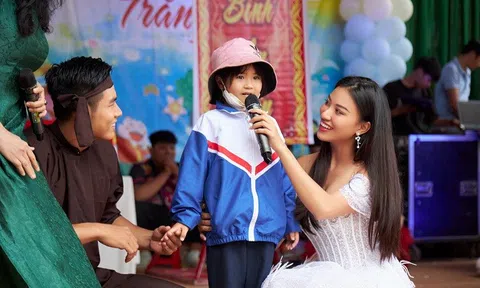 Danh Chiếu Linh và Kim Duyên hóa chú cuội – chị Hằng tặng quà các em nhỏ dịp Trung thu