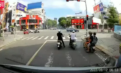 Thanh niên vứt vội xe máy chạy đến cứu giúp cô gái bị ô tô cuốn vào gầm xe