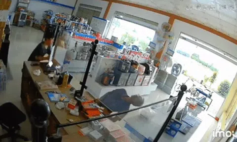 Thấy người đàn ông lên cơn đột quỵ, ông chủ cửa hàng vội có phản ứng nhanh nhạy