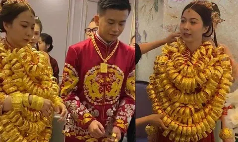 Cô dâu đeo vàng kín cổ trong đám cưới, của hồi môn chất đầy vali khiến dân mạng choáng chợp