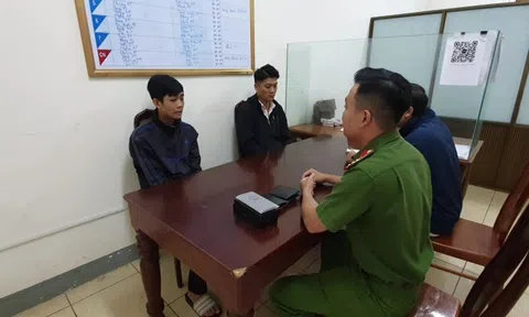 Hai cô gái bị 2 vệ sĩ quán bar cướp giật túi xách trong đêm