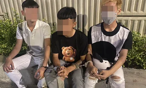 Nhóm thanh niên có hơi men, đi xe "kẹp 3" tông vào cảnh sát
