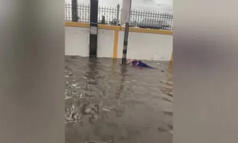 Nam sinh bất chấp nguy hiểm lao vào cứu bạn nằm bất động trên đoạn đường ngập