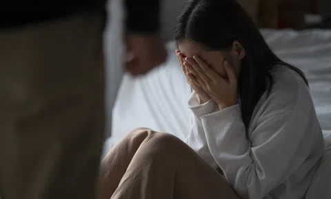 Chồng đột nhiên chăm chỉ đi giao hàng, vợ theo dõi phát hiện chuyện động trời