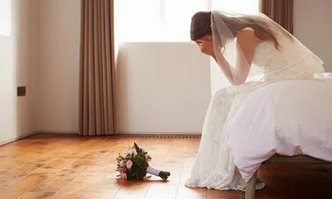 Cô dâu tỉnh giấc giữa đêm vì bàn tay lạ, nhìn rõ người trước mắt càng thêm hoảng sợ