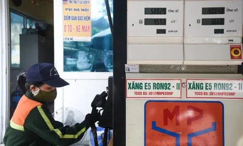 Dầu thô xuống mức thấp nhất trong 8 tháng, giá xăng trong nước có thể tiếp tục giảm