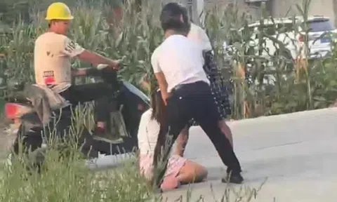 Mẹ cấm cản lấy chồng xa, cô gái khóc lóc bám theo xe bạn trai khiến dân mạng tranh cãi