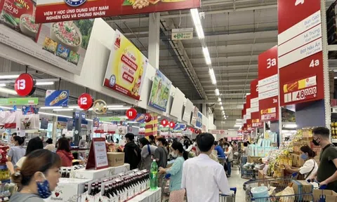 Tp.Đà Nẵng: Người dân đi mua hàng hóa dự trữ trước giờ dừng họp chợ