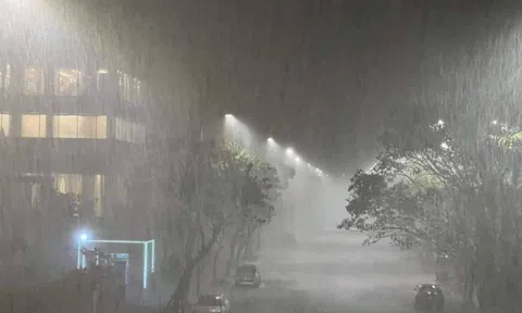 Bão số 4 đổ bộ gây mưa lớn, nhiều nơi ở miền Trung mất điện