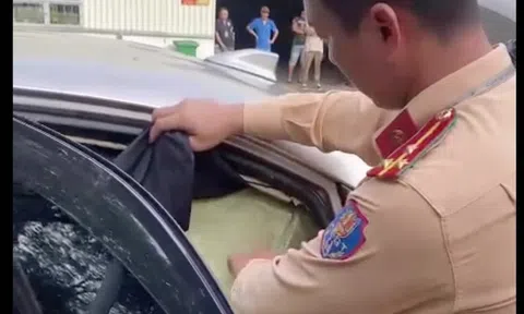 2 đối tượng chở thuốc lá lậu tung cửa bỏ chạy khi CSGT truy đuổi