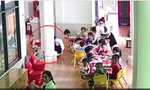 Bảo mẫu bốc cơm dưới nền nhà cho trẻ ăn bị cho thôi việc