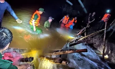 Hàng trăm người dân ở Nghệ An đội mưa vá đê trong đêm