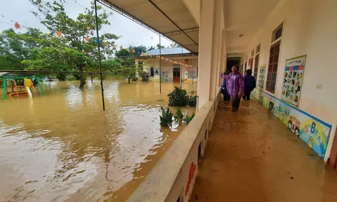 Nghệ An: Gần 300 trường cho học sinh nghỉ học vì nước lũ dâng cao