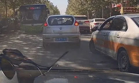 Tiện tay ném vỏ chai qua cửa ô tô, tài xế taxi nhận được bài học đích đáng