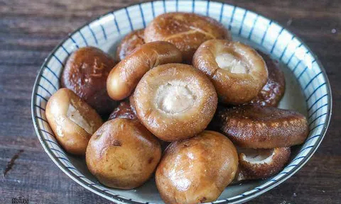 Món ngon cuối tuần: Cách làm gà om nấm vừa ngon vừa bổ