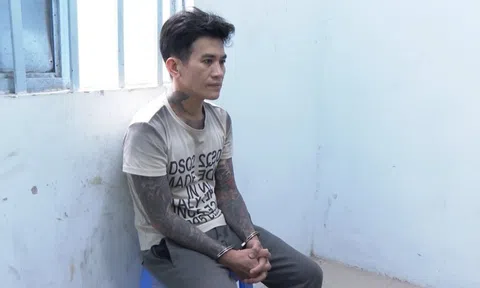 Vĩnh Long: Kiểm tra ô tô có dấu hiệu nghi vấn, phát hiện 3 khẩu súng cùng nhiều vũ khí