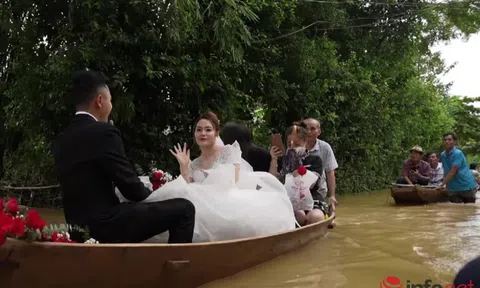 Cưới ngày mưa lũ, chú rể dùng thuyền rước cô dâu "gây bão" mạng xã hội
