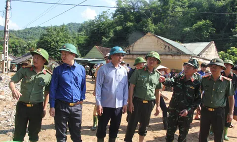 Công an Nghệ An giúp người dân khắc phục hậu quả sau lũ quét