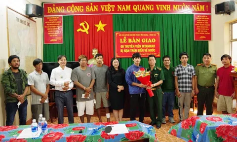 Bà Rịa -Vũng Tàu bàn giao 8 ngư dân Myanmar bị nạn trên biển