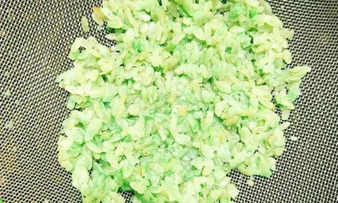 Món ngon cuối tuần: Cách làm chả cốm nhân trứng cút thơm ngon, dẻo bùi