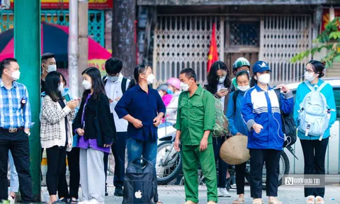 Gió mùa về, người dân kín mít ra đường ngày đầu tuần
