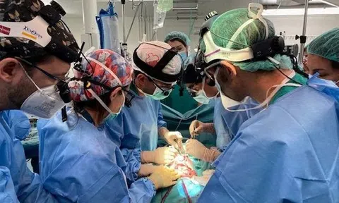 Hy hữu em bé đầu tiên trên thế giới được ghép ruột từ người đã ngừng tim