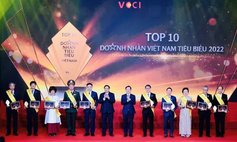 Tôn vinh Top 10 doanh nhân Việt Nam tiêu biểu năm 2022