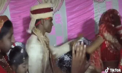 Quan khách bàng hoàng chứng kiến cảnh chú rể đánh cô dâu túi bụi trên sân khấu