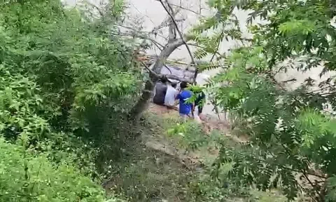 Năm ngày trục vớt ô tô bị lũ quét, gia đình vẫn chưa thể đưa xe về nhà