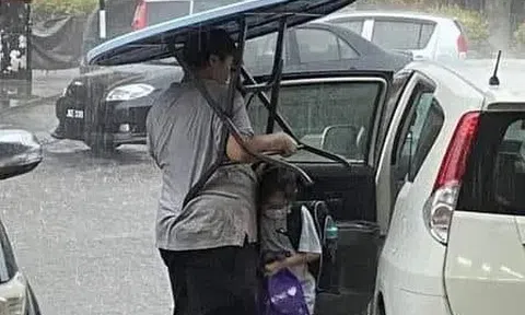Nhiều người xúc động trước hình ảnh mẹ dùng món đồ đặc biệt để che mưa cho con gái