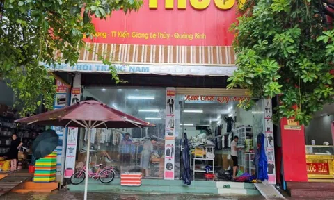 Mưa lớn kéo dài, người dân Quảng Bình hối hả chạy lũ