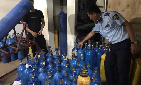 Theo chân “shipper”, phát hiện bí mật đằng sau cánh cửa cuốn ở bãi đất trống