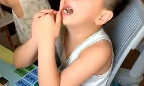 Cậu bé 7 tuổi xung phong dạy em trai học bài, chỉ 10 phút sau đã gào khóc nức nở vội "đầu hàng"