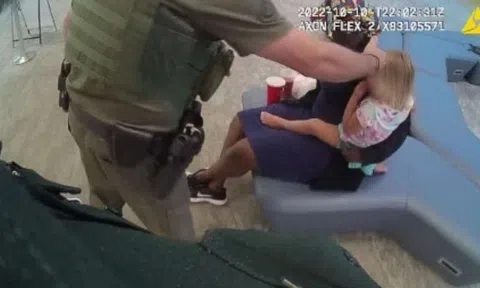 Bé gái 1 tuổi bị ông ngoại bỏ quên trong ô tô