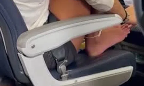 Cô gái thản nhiên co chân lên ghế làm việc này, nhiều người bức xúc đề nghị cấm bay