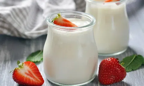Cân nặng tăng vù vù nếu mắc 6 sai lầm này khi ăn sữa chua